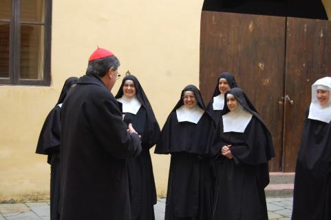 Le Cardinal salue les surs avant de repartir